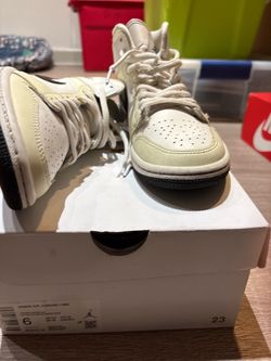 Nike Womens Air Jordan 1 Mid Sneakers Size 6