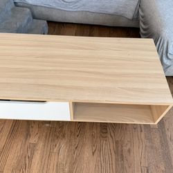 Modern Wood Coffee Table – Excellent Condition!