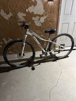 Specialized  hardrock 26 mountain bike white and black