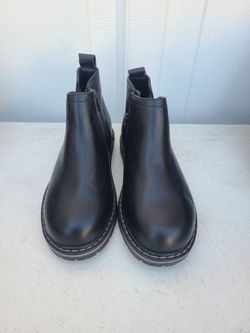 Boys shoes/67th ave and Thomas
