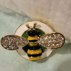 Beautiful Betsey Jonson Brooch. Gold Tone.