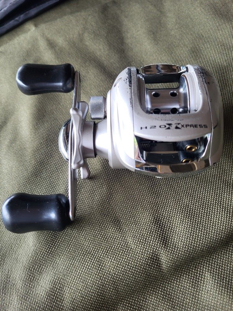 H2Ox Mettle Baitcaster (Black Grips)
