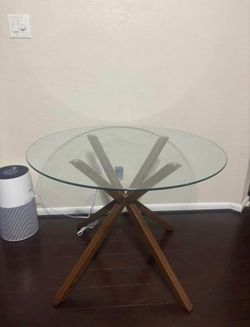 Round dining table