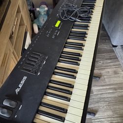 Alesis Qs8 keyboard midi
