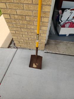 Square point long handle shovel