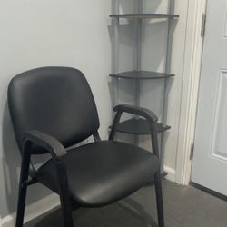 BLACK OFFICE CHAIR 