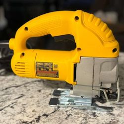 Dewalt 5.5 amp corded speed jig saw great condition with bag 