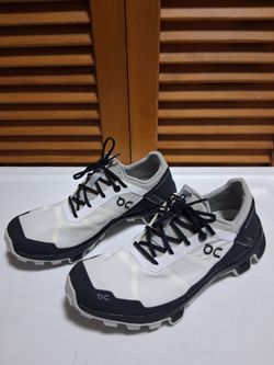 ON CLOUDVENTURE PEAK WHITE/BLACK WOMEN'S TRAIL RUNNING SHOE * SIZE: 5.5