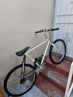 SCHWINN HIGH SIERRA MOUNTAIN BIKE