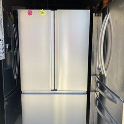 Hisense  French Door Refrigerator Icemaker In The Bottom Water In The Door Inside $850 New !!! Flow model