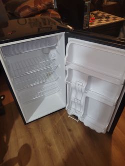 Seasons (3.3 cu. ft.) Nice Mini Fridge w/ Freezer. Works Great!!