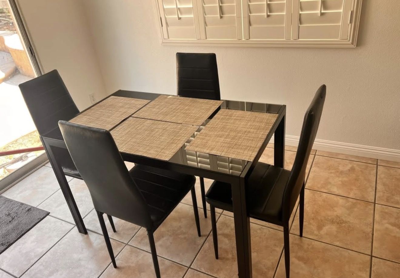 Glass dining table set + 4 Chairs like New