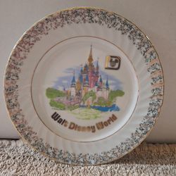 VINTAGE WALT DISNEY WORLD PLATE