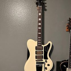 Schecter Ultra Ill Ivory Pearl w/Vibrola + Gig Bag