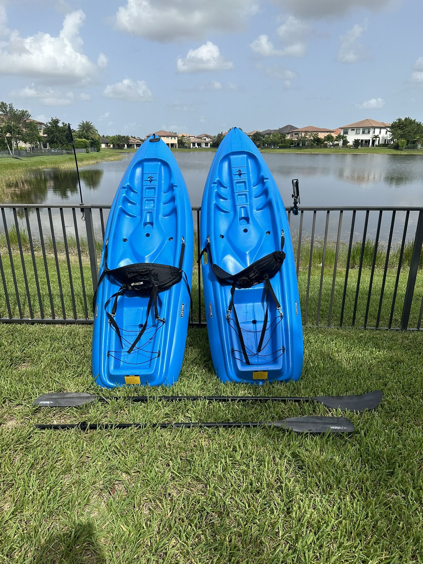 Kayak (Lifetime Lotus Sit-On-Top Kayak with Paddle)