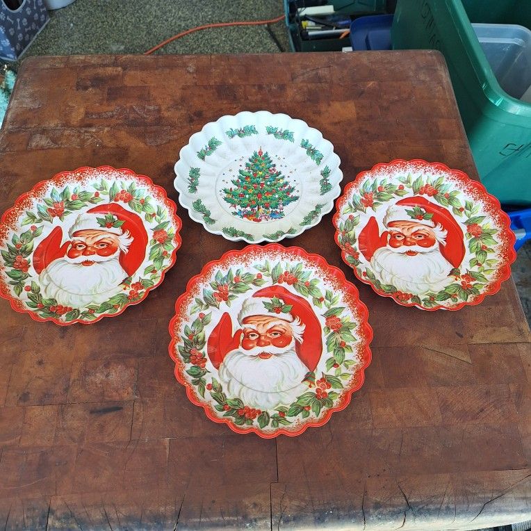 SET OF VINTAGE PLASTIC XMAS SERVING TRAYS