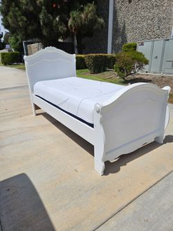 Beautiful Twin Size Bed With Mattress