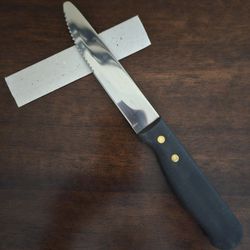 Set of 4 steak knives by onieda, new giftable 4 for 3.00