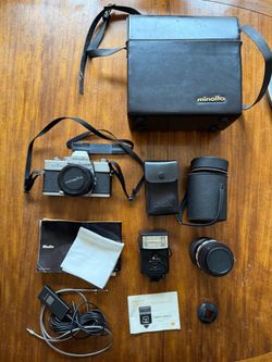 Vintage Minolta SR-T 200 Film Camera Set with Case