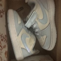 Nike toddler size 7 shoes