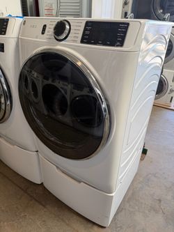 Ge Front Load Washer and Dryer With Pedestals