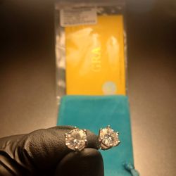 New 4 ct Moissanite Diamond Earings.
