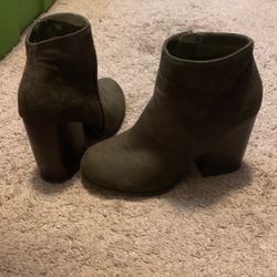 Brand New Green Heels Size 7 1/2 