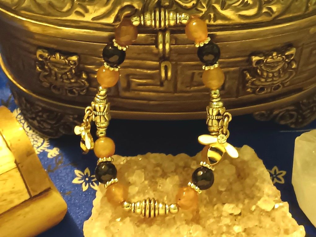 Honeybee charm bracelet.
Black  opsidian and lemon quartz size medium