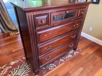 Dresser/media
