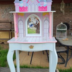 Tocador para niñas  de madera en Exelentes  Condiciones  solo nesesita  limpiar