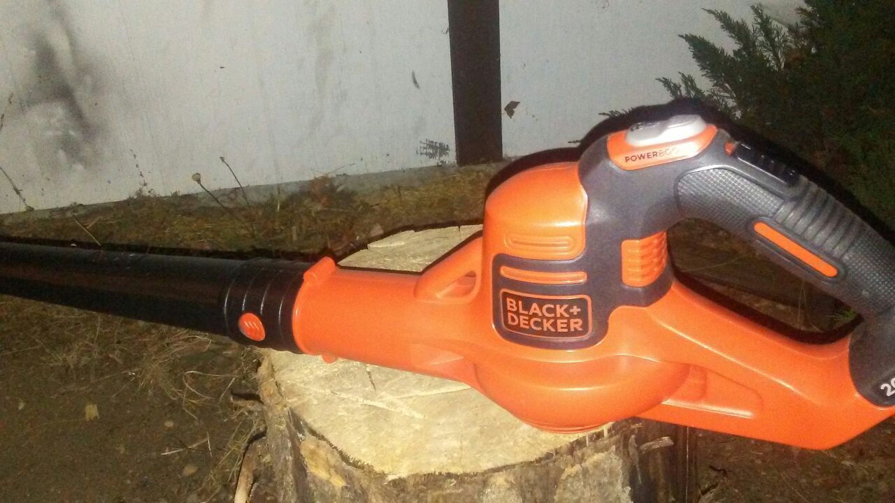 Black & Decker 20 volt Max leaf blower! this is brand new!!! No battery or charger! Dont ask