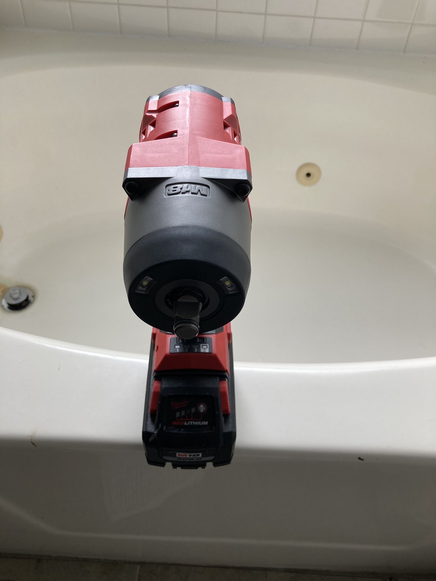 Milwaukee impact wrench new battery used but imperfect condition