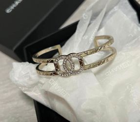 New bracelet really good quality comes with dust bag