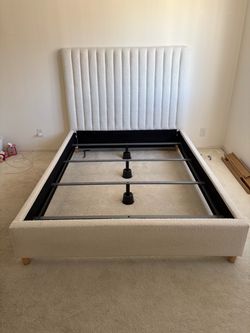 Queen bed Pampa Furniture