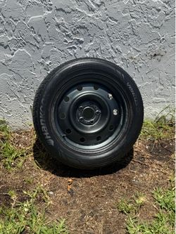 Used 17” Hankook tire 235/55zr17