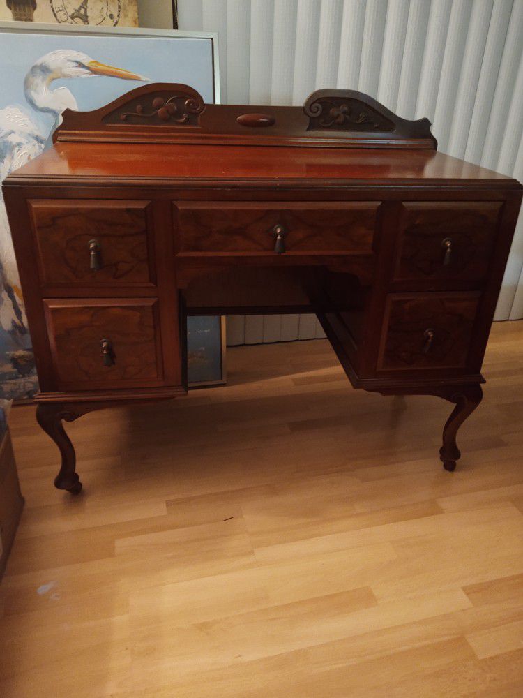 Beautiful Antique Desk/ Vanity
