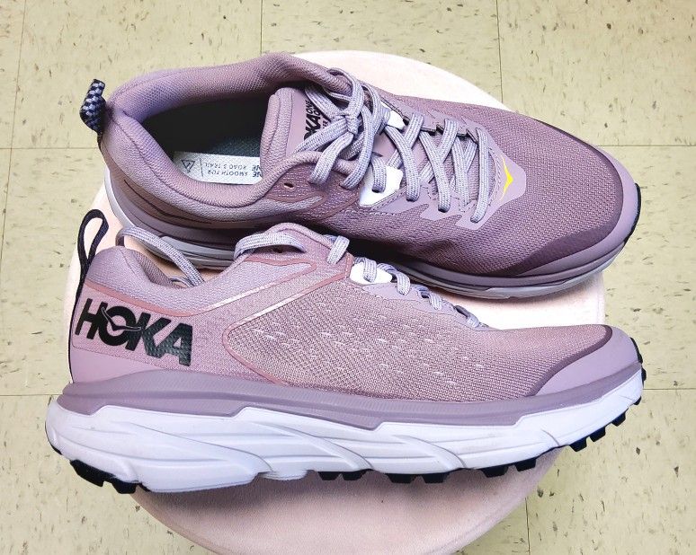 BRAND NEW AUTHENTIC HOKA WOMENS SNRAKERS SIZE 8.5