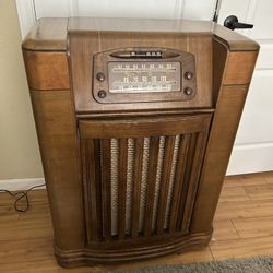 Philco Vintage Floor Radio & Record Player In Great Shape