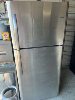 🫐 Frigidaire Stainless Steel Top-Freezer Refrigerator (FREE DELIVERY/ WARRANTY)