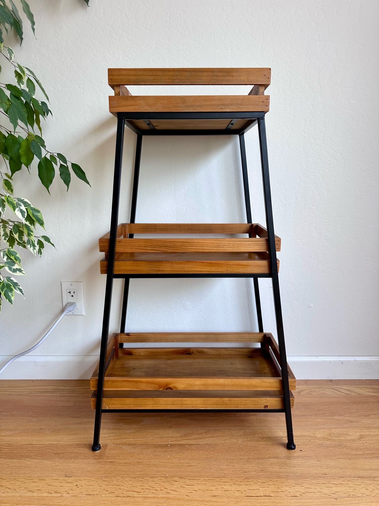 Shelf with 3 tiers