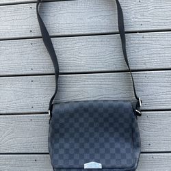 LV Checkered Messenger Bag 100 % Authentic 