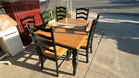Mesa con sillas en buenas condiciones madera
