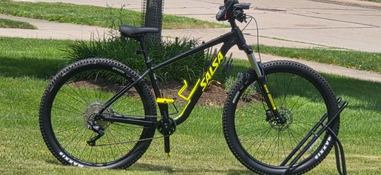 SALSA RANGEFINDER MOUNTAIN BIKE - 29ER DEORE 10 COMPONENTS - FITS SIZES 5'8 - 6.0 W/LOCKOUTS