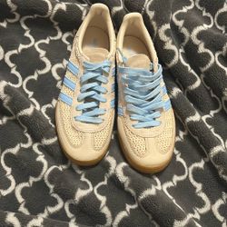 Woman’s Adidas  Size 7 1/2