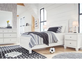 Fortman White Full Panel 5-Piece Bedroom Set w/ 2 Nightstands (Online Special Price)