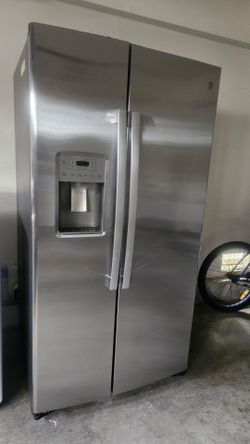 GE Refrigerator 25.1 cu. ft. side-by-