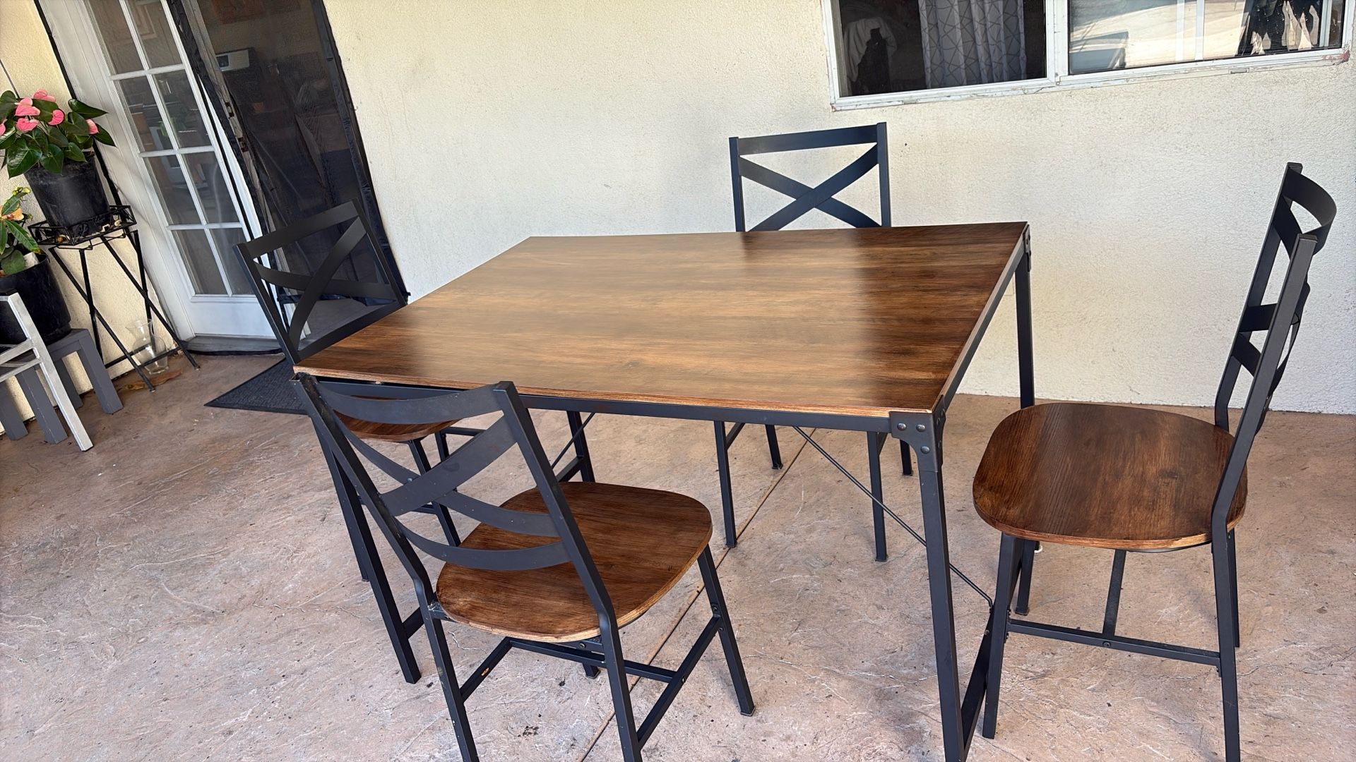 Dining Table And 4 Chairs 