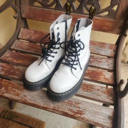 Size 8 DC Martins 50$