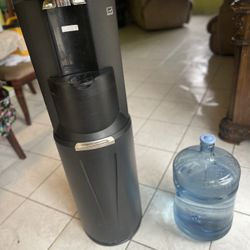 Water Fountain For Sale/ Se vende fuente de agua