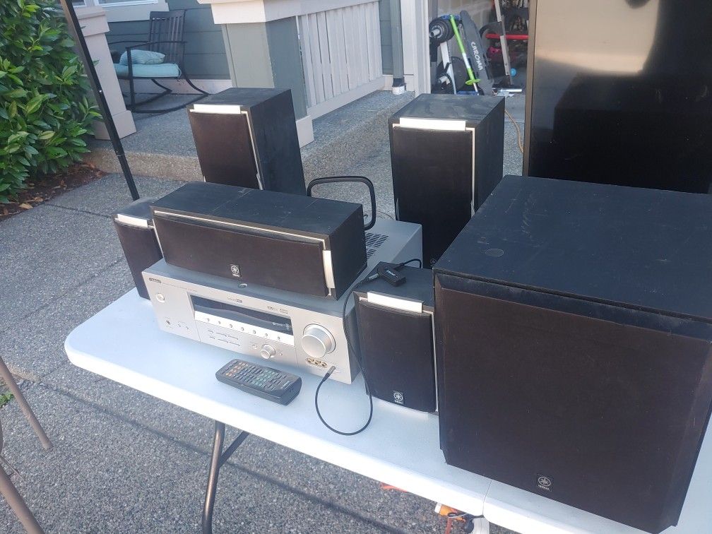 Yàmaha 700 Watt Surround Sound System